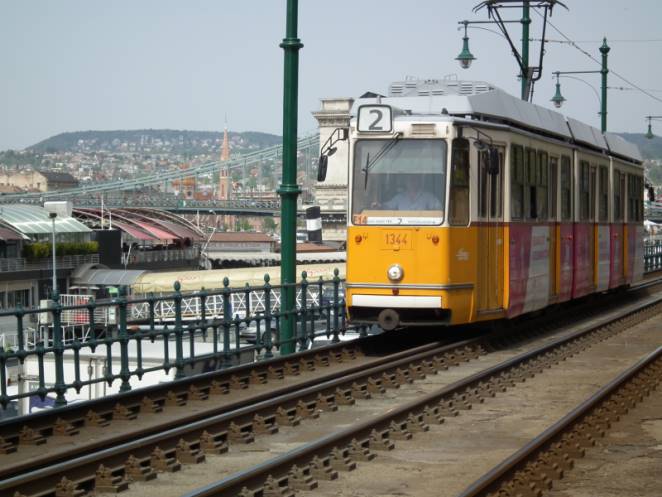 Die Straßenbahn 2 fährt eine der schönsten Strecken in Budapest
